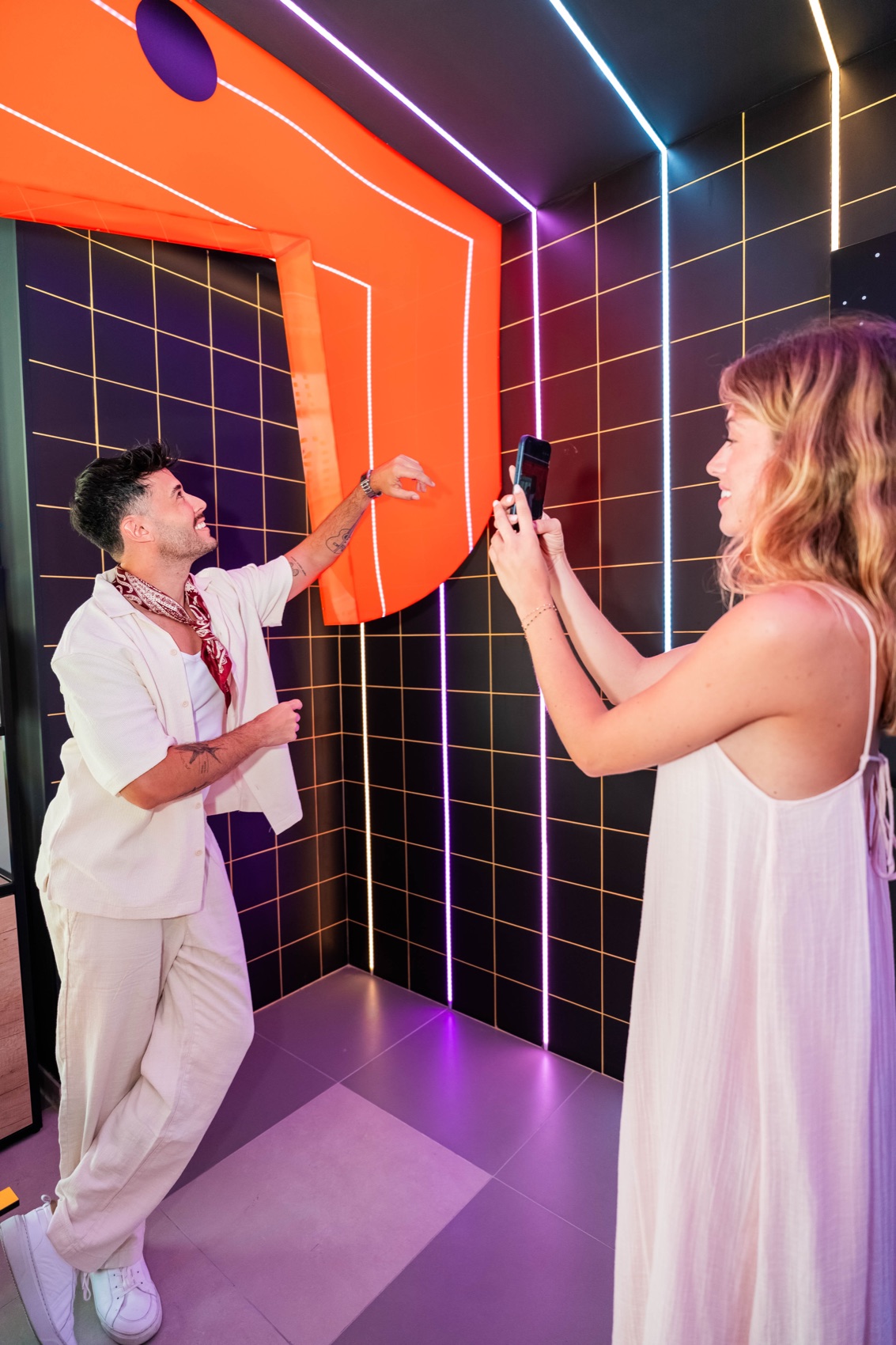 Visiteurs photographiant un moment à l’Ibis Styles Béziers