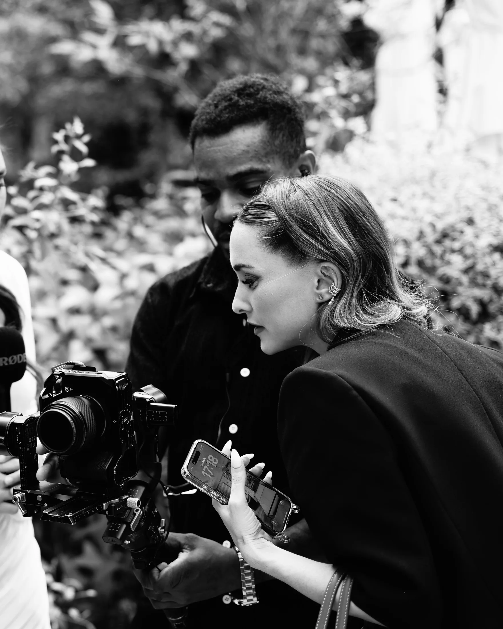 Équipe de production BRIO réunie autour de la caméra pendant un tournage