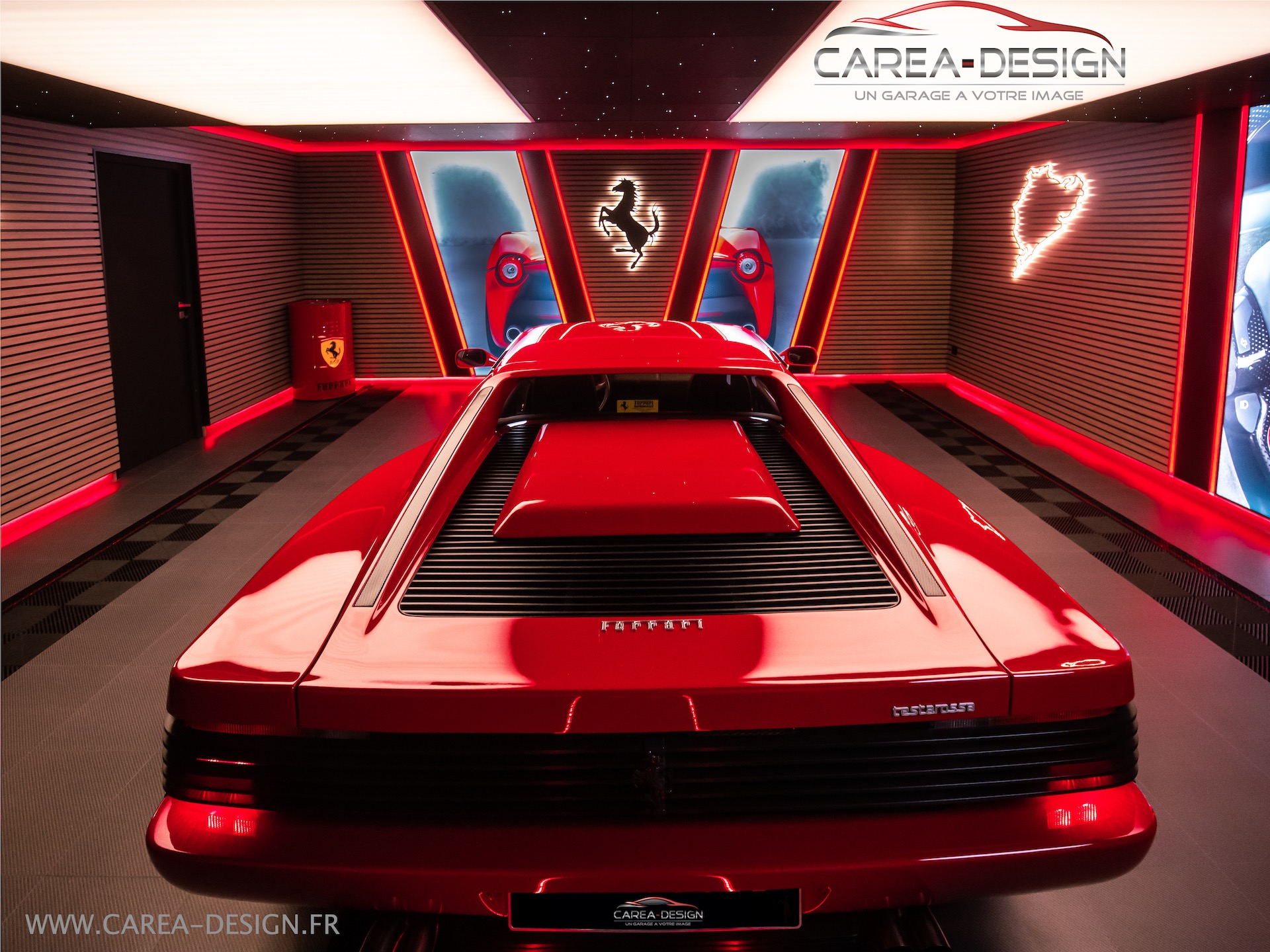 Voiture rouge vue de l’arrière dans un espace automobile