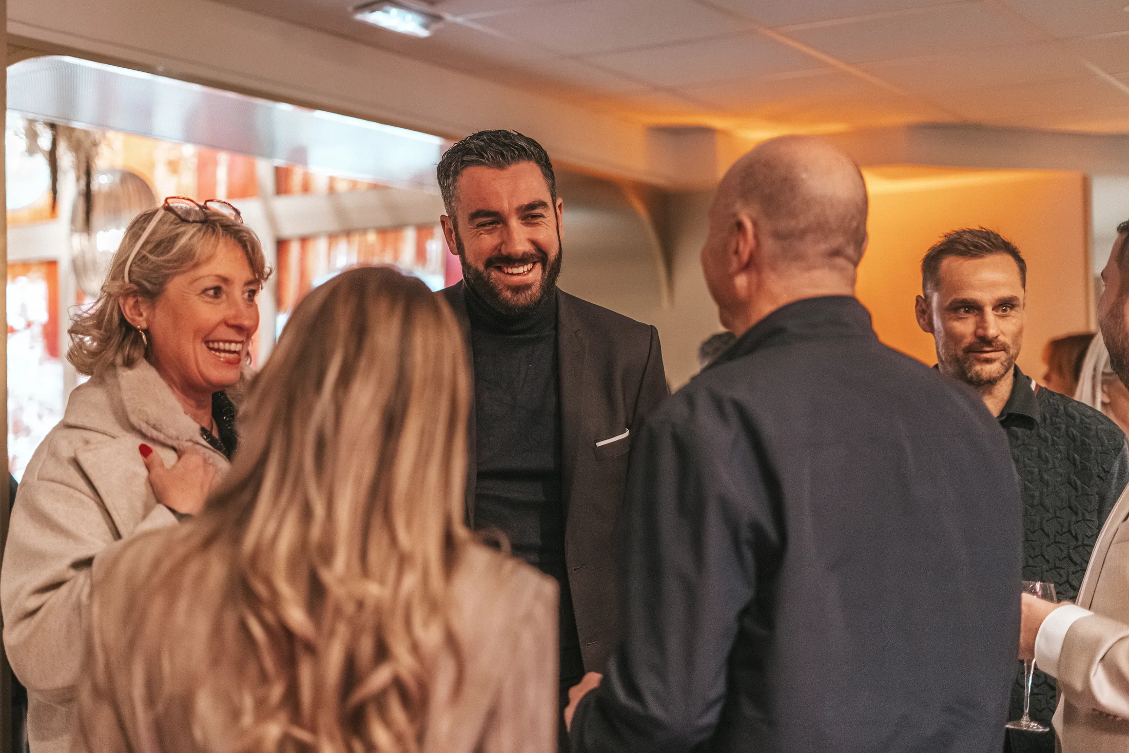 Invités en conversation lors de l’événement Novotel Montpellier