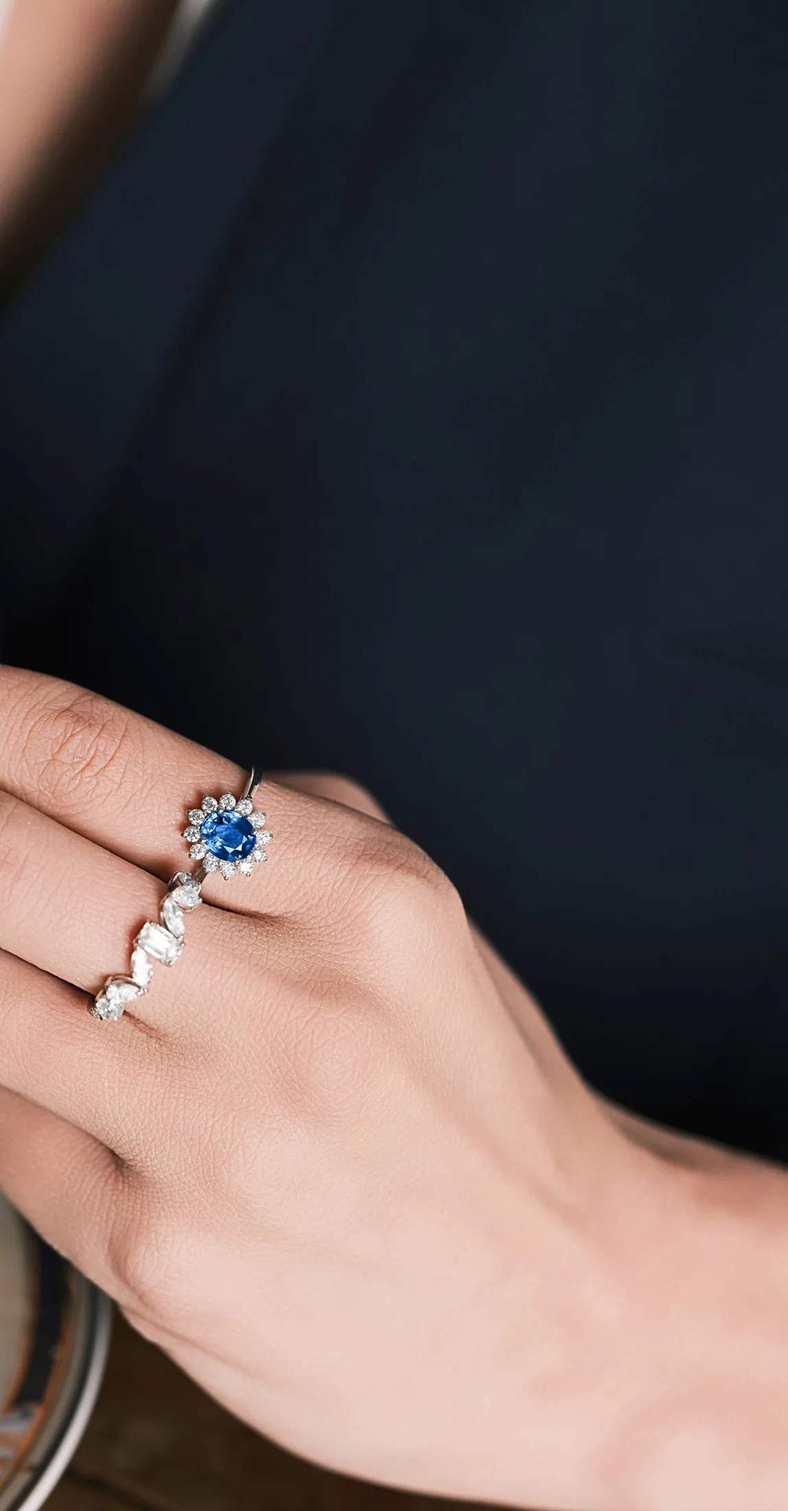 Main et bague POLITANS sur une tenue sombre