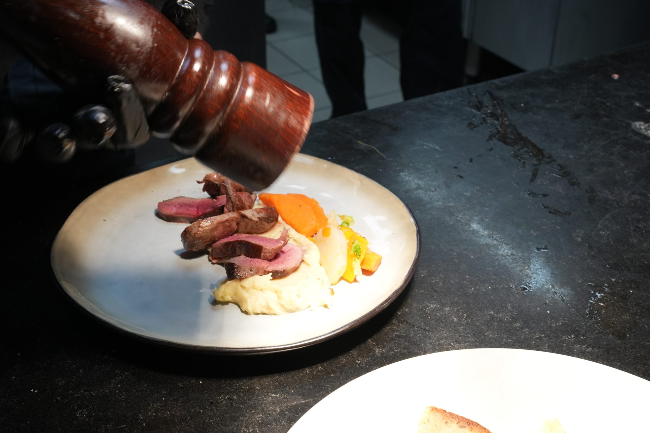 Geste culinaire photographié pour BG Restaurant
