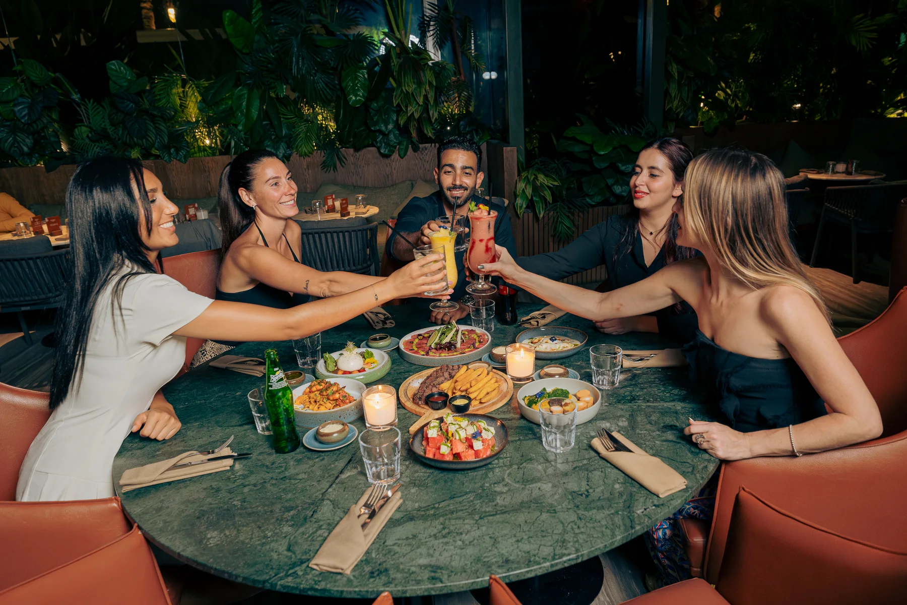 Amis partageant un repas au Huqqa Garden