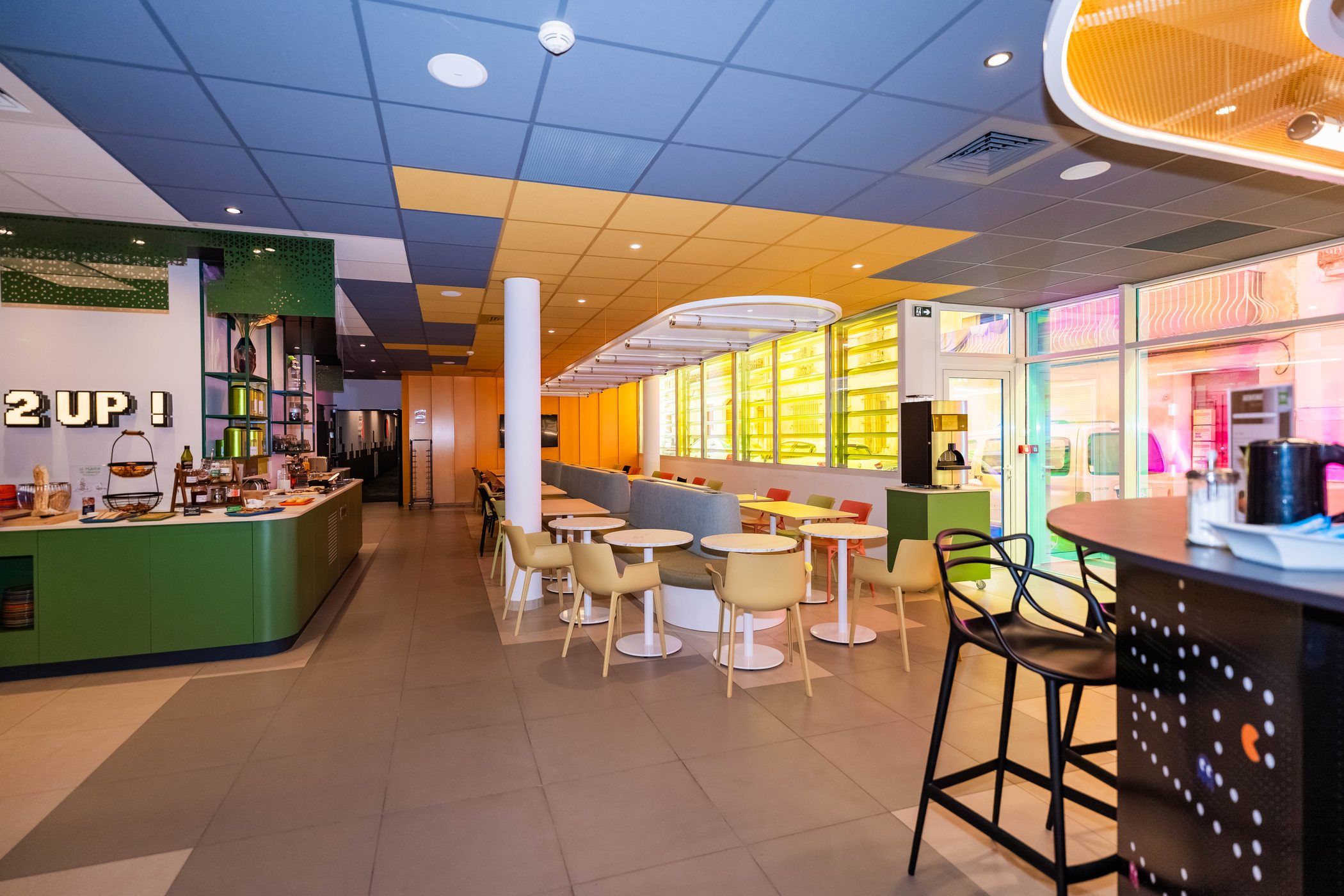 Hall coloré de l’Ibis Styles Béziers