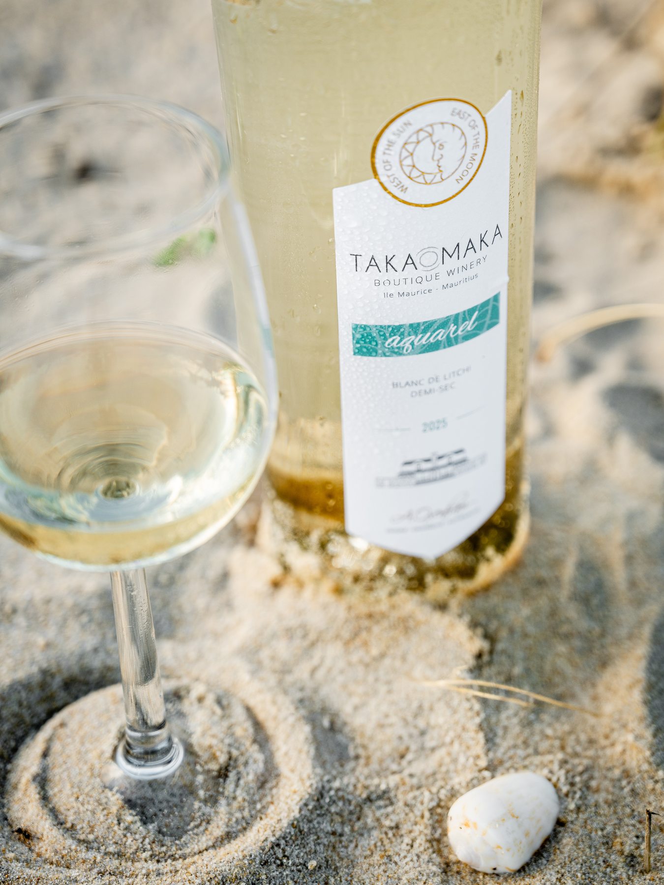 Bouteille Takamaka photographiée en bord de mer