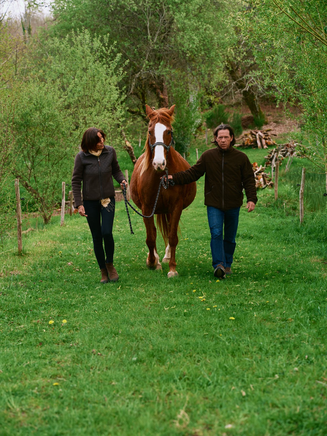 Aude et Bertrand marchant avec leurs chevaux