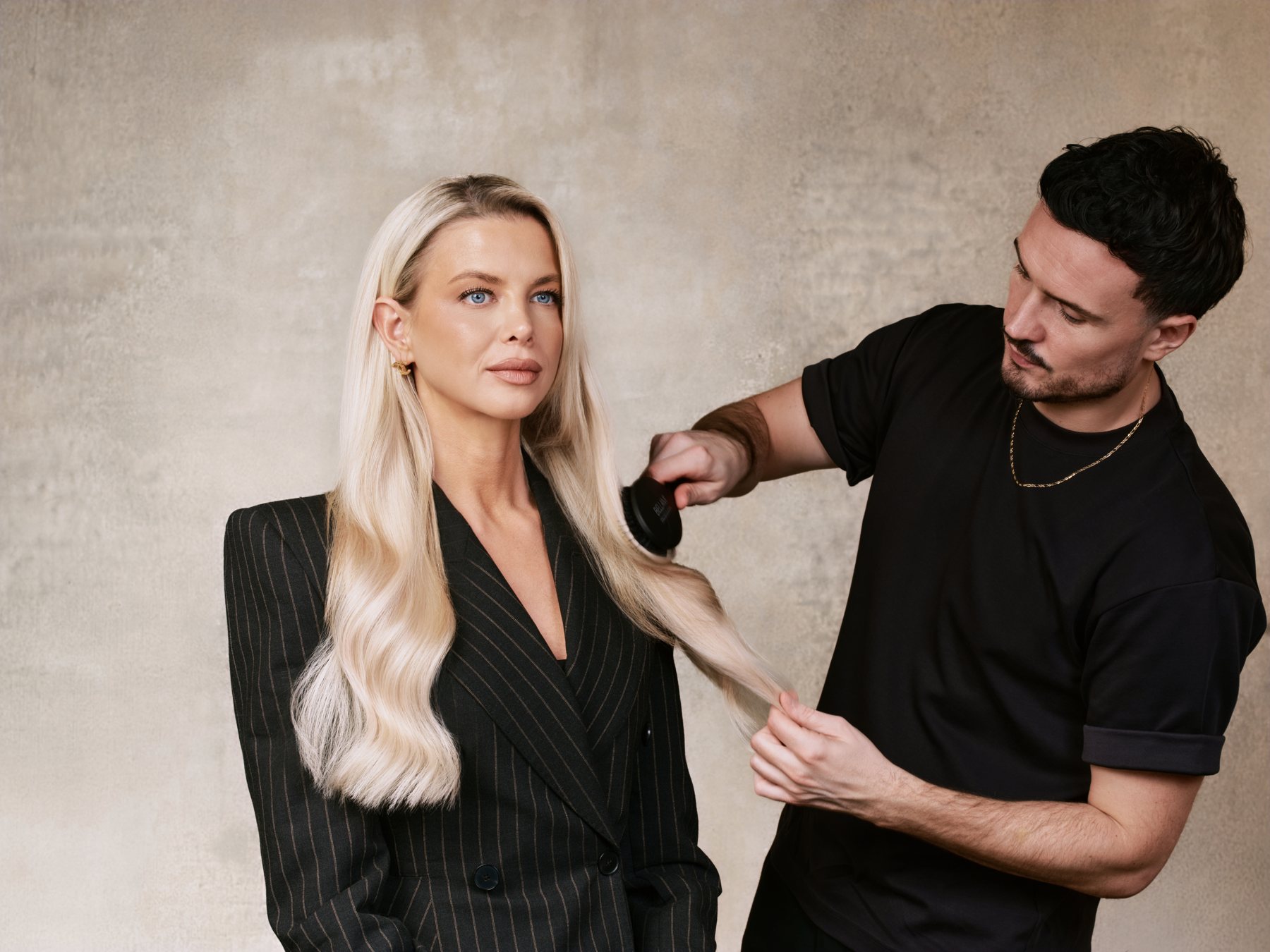 Valentin réalise une coiffure en atelier pour la campagne Extensions by Valentin