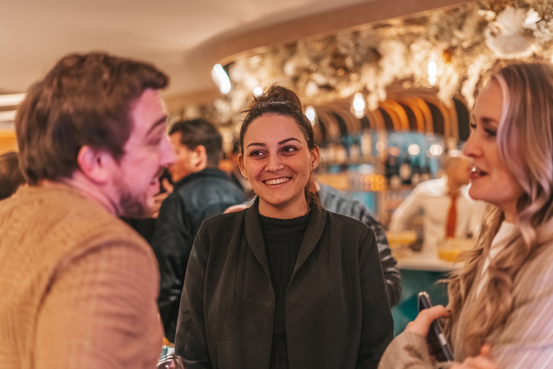 Rencontre entre invités au Novotel Montpellier