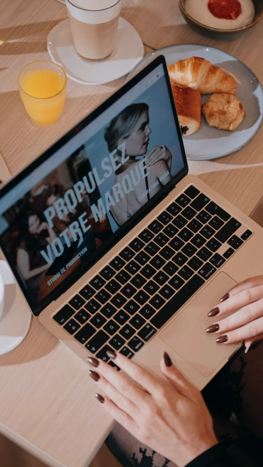 Mains sur un clavier, création de contenu sur ordinateur