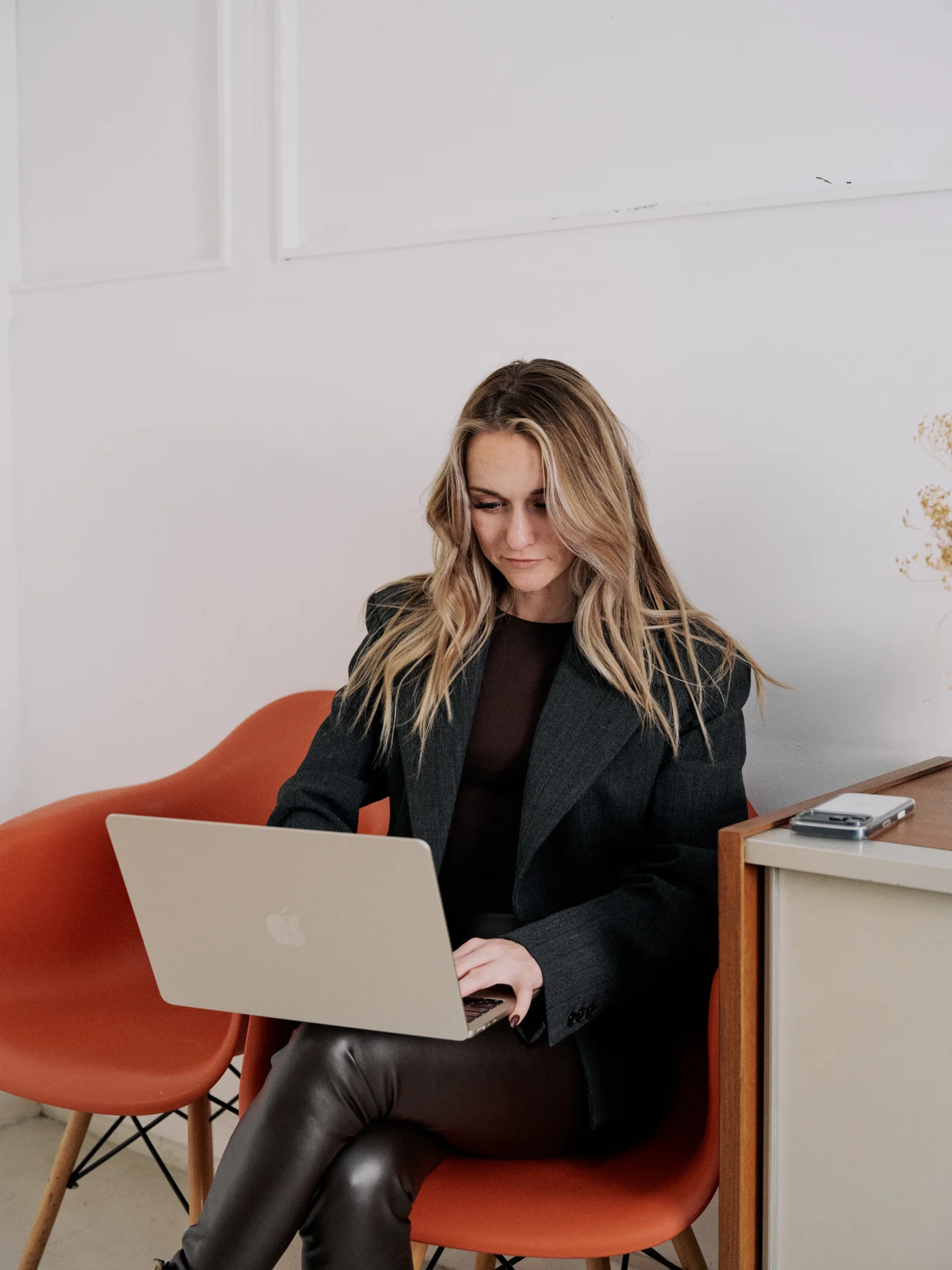 Joanna Le Vaillant travaille sur son ordinateur