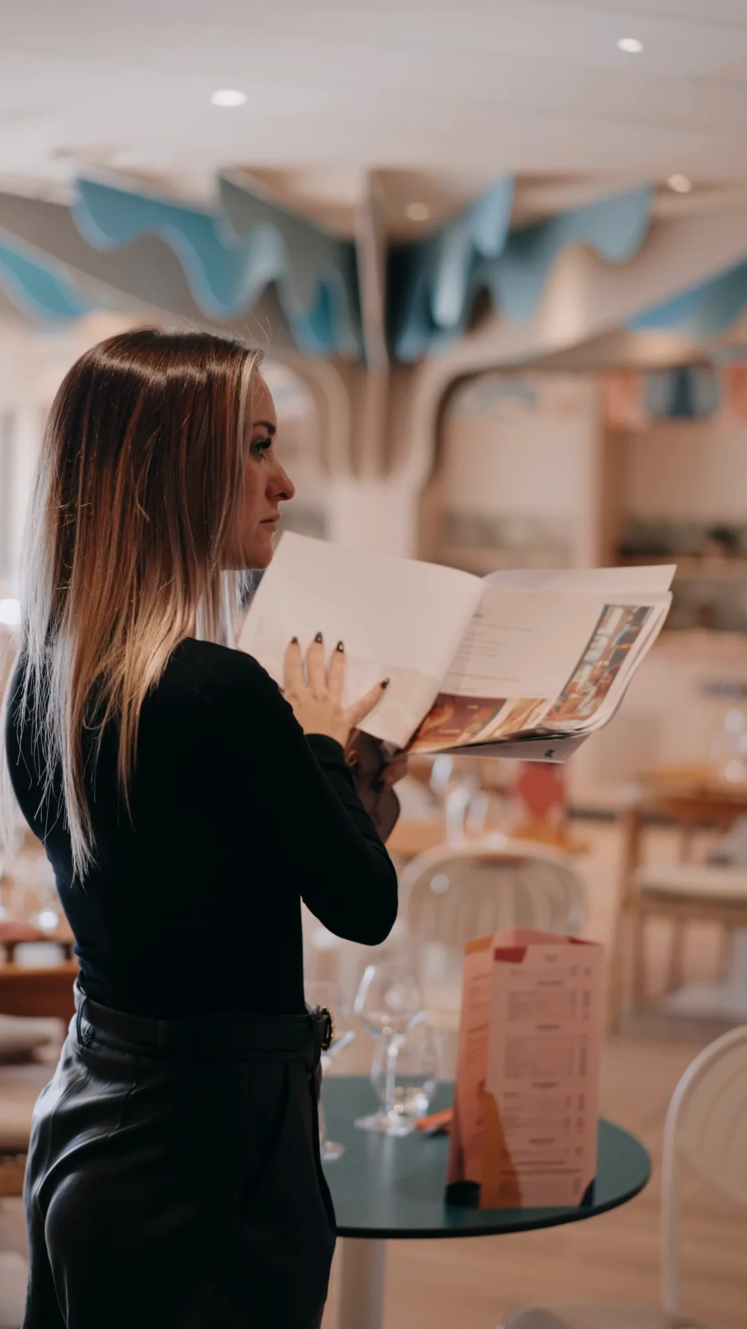 Joanna consulte un magazine pour nourrir sa veille et ses idées