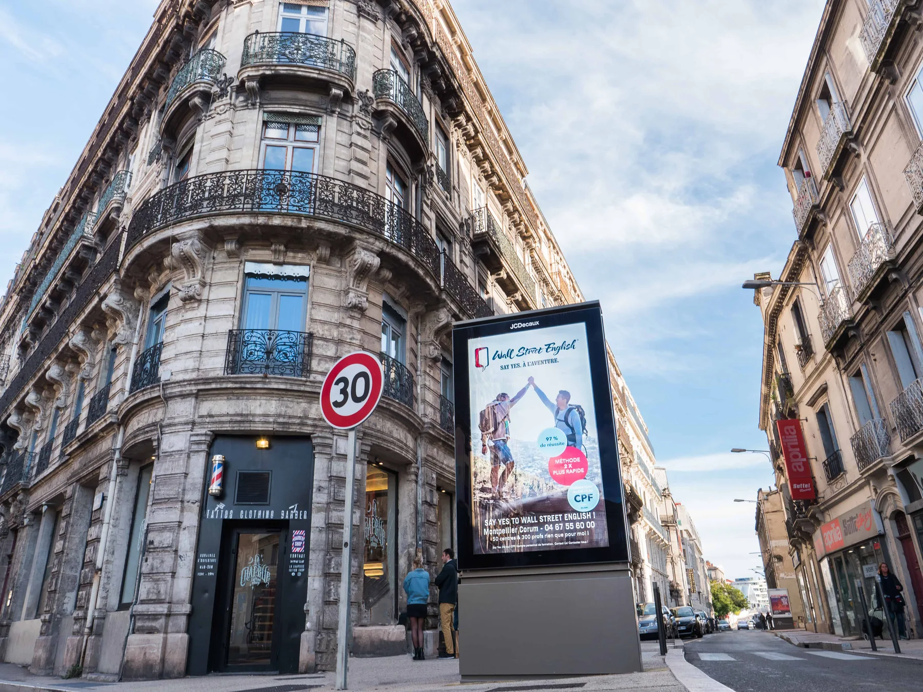 Campagne d’affichage digitale Wall Street English réalisée par L’INÉDIT